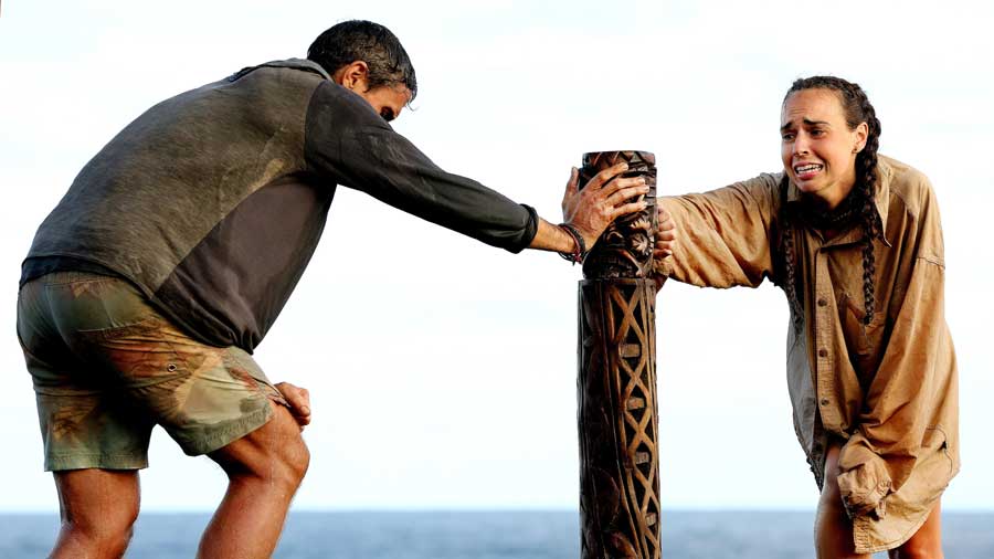 Australian Survivor Season 1 Lee and Kristy competing in hand on an idol final immunity challenge